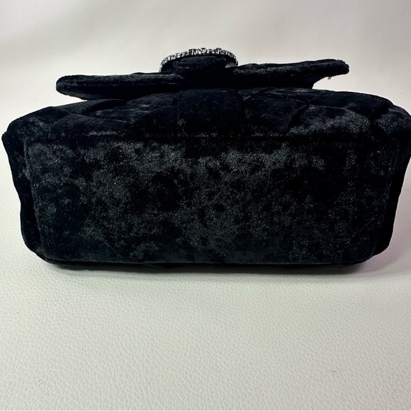 NEW SAM BRIT CRUSHED VELVET TOP HANDLE SHOULDER BAG BLACK
NWT!! - Picture 10 of 15